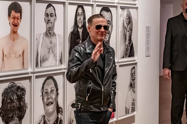 Bilder des Jahres 2022, Entertainment 03 März Entertainment Themen der Woche KW11 Entertainment Bilder des Tages Bryan Adams besucht eigene Foto-Ausstellung im Hagener Osthaus-Museum Zur Vernissage seiner Fotoausstellung im Hagener Karl-Ernst-Osthaus-Museums konnte Bryan Adams nicht kommen, das hat der Künstler nun nachgeholt. Der kanadische Musiker hat sich auch einen Namen als sehr erfolgreicher Fotograf gemacht. Insbesondere Kriegsveteranen und Obdachlose vor Adams Kamera haben ihm sehr viel Respekt verschafft, aber populäre Menschen wie Schauspieler wurden von ihm abgelichtet. Sogar Queen Elisabeth II wurde von ihm in einer legendären Fotosession porträtiert. Eine reihe dieser ikonischen Aufnahmen sind derzeit in Hagen ausgestellt. Hagen Kreisfreie Stadt Nordrhein-Westfalen *** Bryan Adams visits his own photo exhibition at Hagens Osthaus Mus