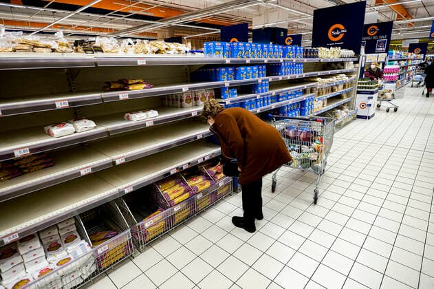 News Themen der Woche KW11 News Bilder des Tages Italy: hoarding of essential goods price-increase psychosis sets in, basic necessities such as pasta are hoarded on Italian supermarket shelves ABPH1246 Copyright: xAntonioxBalascox