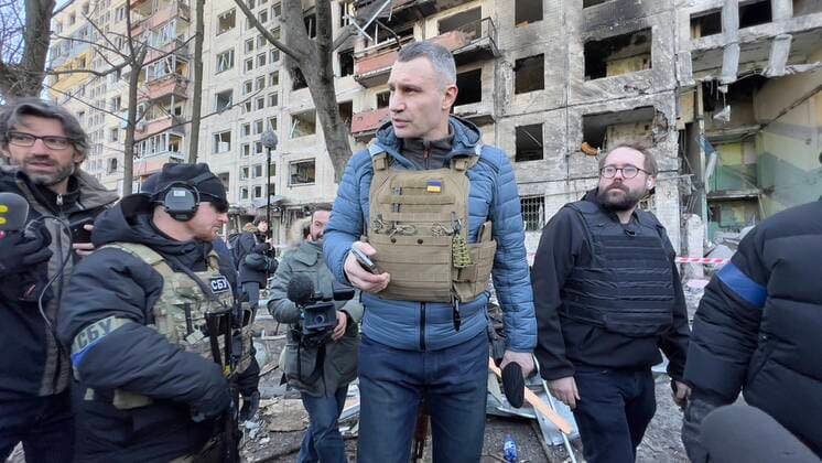 Paul Ronzheimer ist Journalist des Jahres, Archivbilder Vitali Klitschko, Kyiv Mayor and former heavyweight champion, centre, visits ruin of residential house hit by Russian fire in Kyiv, Ukraine, during the Russian invasion, as Russia invaded Ukraine on February 24, pictured on March 14, 2022. (CTKxPhoto PavelxNemecek) CTKPhotoF202203141664101 