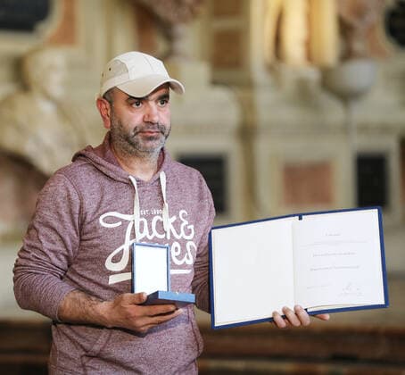 Verleihung des Bayerischen Verdienstordens durch den Bayerischen Ministerpräsidenten Dr. Markus Söder Husein Alsamkari, München Bayern Deutschland Antiquarium der Residenz
