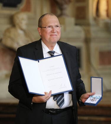 Verleihung des Bayerischen Verdienstordens durch den Bayerischen Ministerpräsidenten Dr. Markus Söder Prof.Dr. Frank Arloth, München Bayern Deutschland Antiquarium der Residenz