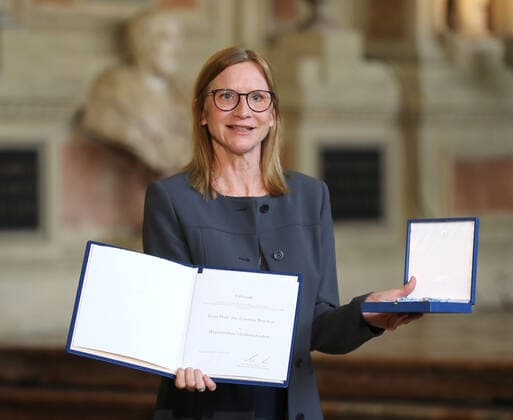 Verleihung des Bayerischen Verdienstordens durch den Bayerischen Ministerpräsidenten Dr. Markus Söder Lisa Brennauer, München Bayern Deutschland Antiquarium der Residenz