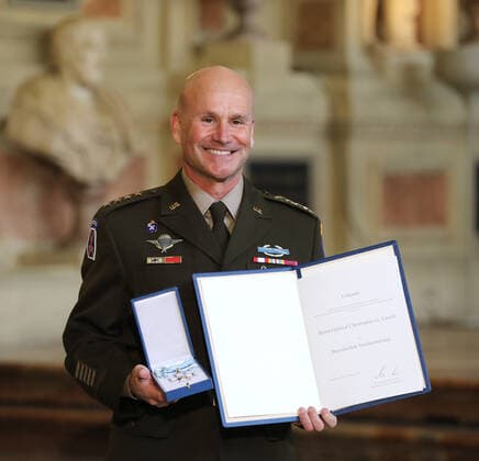 Verleihung des Bayerischen Verdienstordens durch den Bayerischen Ministerpräsidenten Dr. Markus Söder General Christopher G. Cavoli, München Bayern Deutschland Antiquarium der Residenz