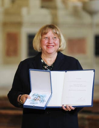 Verleihung des Bayerischen Verdienstordens durch den Bayerischen Ministerpräsidenten Dr. Markus Söder Prof. Dr. Sabine Döring-Manteuffel, München Bayern Deutschland Antiquarium der Residenz