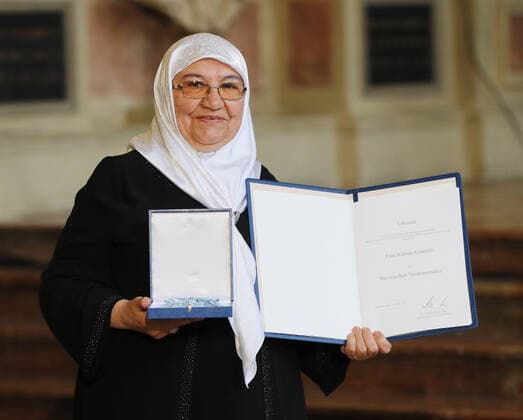 Verleihung des Bayerischen Verdienstordens durch den Bayerischen Ministerpräsidenten Dr. Markus Söder Kamele Erdemir, München Bayern Deutschland Antiquarium der Residenz