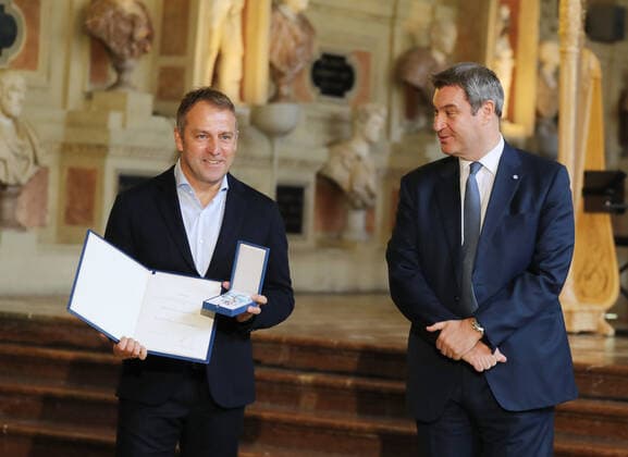 Verleihung des Bayerischen Verdienstordens durch den Bayerischen Ministerpräsidenten Dr. Markus Söder Hans-Dieter Flick (Hansi) und Markus Söder, München Bayern Deutschland Antiquarium der Residenz