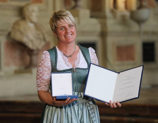 Verleihung des Bayerischen Verdienstordens durch den Bayerischen Ministerpräsidenten Dr. Markus Söder Ilona Brunner, München Bayern Deutschland Antiquarium der Residenz