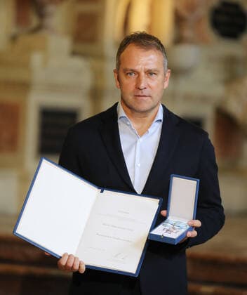 Verleihung des Bayerischen Verdienstordens durch den Bayerischen Ministerpräsidenten Dr. Markus Söder Hans-Dieter Flick (Hansi), München Bayern Deutschland Antiquarium der Residenz