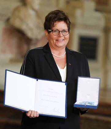 Verleihung des Bayerischen Verdienstordens durch den Bayerischen Ministerpräsidenten Dr. Markus Söder Anneliese Göller, München Bayern Deutschland Antiquarium der Residenz