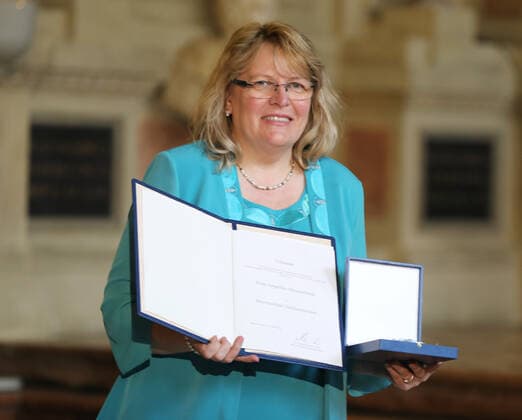 Verleihung des Bayerischen Verdienstordens durch den Bayerischen Ministerpräsidenten Dr. Markus Söder Angelika Himmelstoß, München Bayern Deutschland Antiquarium der Residenz