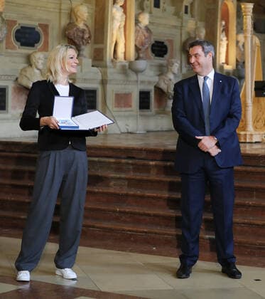 Verleihung des Bayerischen Verdienstordens durch den Bayerischen Ministerpräsidenten Dr. Markus Söder Maria Höfl-Riesch und Markus Söder, München Bayern Deutschland Antiquarium der Residenz