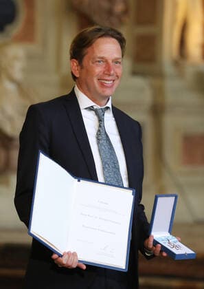 Verleihung des Bayerischen Verdienstordens durch den Bayerischen Ministerpräsidenten Dr. Markus Söder Prof. Dr. Michael Hoelscher, München Bayern Deutschland Antiquarium der Residenz