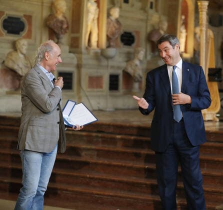 Verleihung des Bayerischen Verdienstordens durch den Bayerischen Ministerpräsidenten Dr. Markus Söder Klaus Karl-Kraus und Markus Söder, München Bayern Deutschland Antiquarium der Residenz