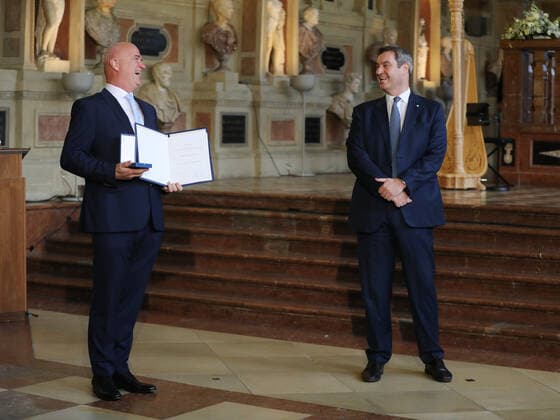 Verleihung des Bayerischen Verdienstordens durch den Bayerischen Ministerpräsidenten Dr. Markus Söder Wolfgang Krebs und Markus Söder, München Bayern Deutschland Antiquarium der Residenz