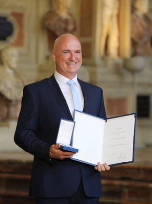 Verleihung des Bayerischen Verdienstordens durch den Bayerischen Ministerpräsidenten Dr. Markus Söder Wolfgang Krebs, München Bayern Deutschland Antiquarium der Residenz