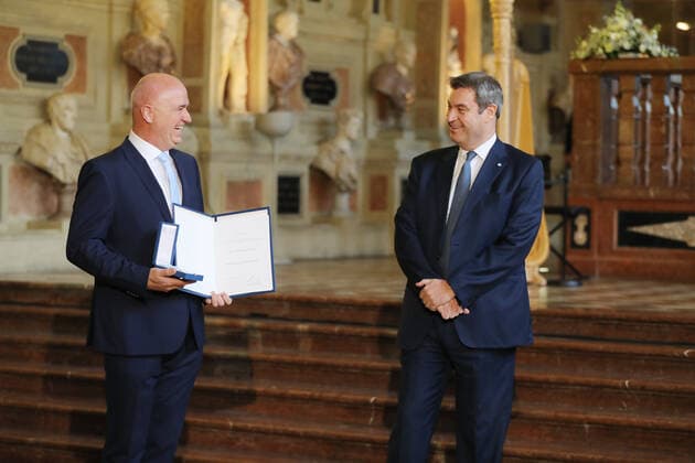 Verleihung des Bayerischen Verdienstordens durch den Bayerischen Ministerpräsidenten Dr. Markus Söder Wolfgang Krebs und Markus Söder, München Bayern Deutschland Antiquarium der Residenz