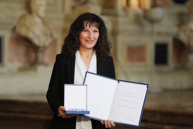 Verleihung des Bayerischen Verdienstordens durch den Bayerischen Ministerpräsidenten Dr. Markus Söder Walburga Krefting, München Bayern Deutschland Antiquarium der Residenz