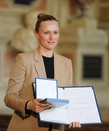 Verleihung des Bayerischen Verdienstordens durch den Bayerischen Ministerpräsidenten Dr. Markus Söder Kathleen Krüger, München Bayern Deutschland Antiquarium der Residenz