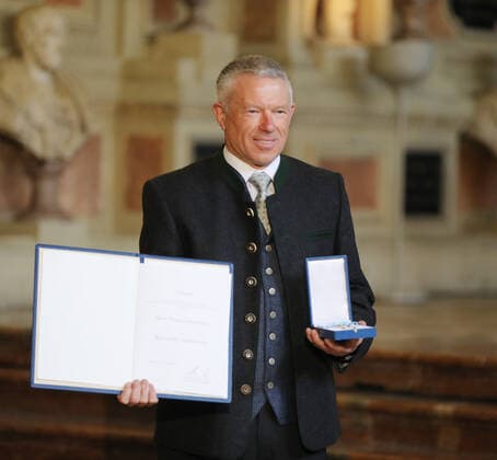 Verleihung des Bayerischen Verdienstordens durch den Bayerischen Ministerpräsidenten Dr. Markus Söder Thomas Lobensteiner, München Bayern Deutschland Antiquarium der Residenz