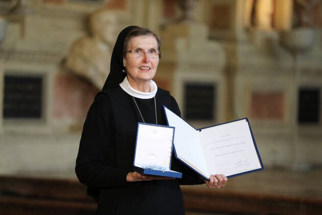 Verleihung des Bayerischen Verdienstordens durch den Bayerischen Ministerpräsidenten Dr. Markus Söder Äbtissin Johanna Mayer OSB, München Bayern Deutschland Antiquarium der Residenz
