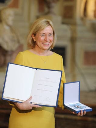 Verleihung des Bayerischen Verdienstordens durch den Bayerischen Ministerpräsidenten Dr. Markus Söder Doris Rauscher, München Bayern Deutschland Antiquarium der Residenz