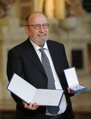 Verleihung des Bayerischen Verdienstordens durch den Bayerischen Ministerpräsidenten Dr. Markus Söder Prof. Dr. Antony Rowley, München Bayern Deutschland Antiquarium der Residenz