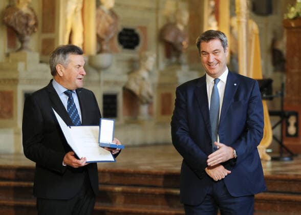 Verleihung des Bayerischen Verdienstordens durch den Bayerischen Ministerpräsidenten Dr. Markus Söder Kilian Sendner und Markus Söder, München Bayern Deutschland Antiquarium der Residenz