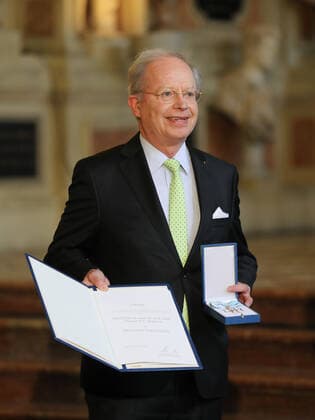 Verleihung des Bayerischen Verdienstordens durch den Bayerischen Ministerpräsidenten Dr. Markus Söder prof. Dr. Dr. habil. Thomas Wustrow, München Bayern Deutschland Antiquarium der Residenz