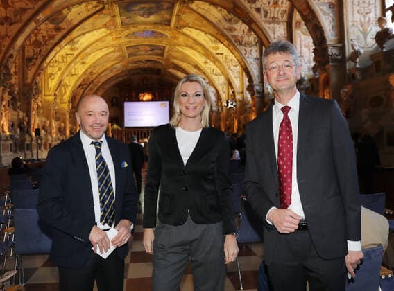 Verleihung des Bayerischen Verdienstordens durch den Bayerischen Ministerpräsidenten Dr. Markus Söder von links: Christian Neureuther, Maria Höfl-Riesch und Prof. Dr. Michael Piazolo, München Bayern Deutschland Antiquarium der Residenz