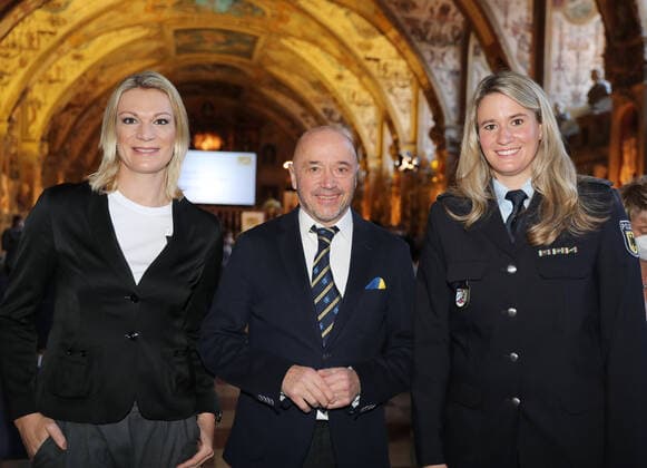 Verleihung des Bayerischen Verdienstordens durch den Bayerischen Ministerpräsidenten Dr. Markus Söder von links: Maria Höfl-Riesch, Christian Neureuther, Natalie Geisenberger, München Bayern Deutschland Antiquarium der Residenz