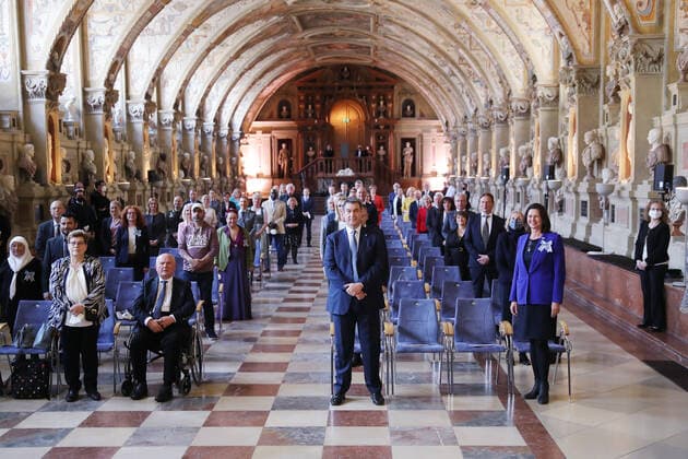 Verleihung des Bayerischen Verdienstordens durch den Bayerischen Ministerpräsidenten Dr. Markus Söder Alle die einen Verdienstorden bekommen haben in der ersten Reihe steht Markus Söder und Ilse Aigner Gruppenfoto der Geehrten, München Bayern Deutschland Antiquarium der Residenz