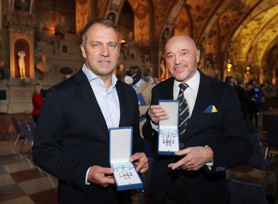 Verleihung des Bayerischen Verdienstordens durch den Bayerischen Ministerpräsidenten Dr. Markus Söder Hans Flick und Christian Neureuther, München Bayern Deutschland Antiquarium der Residenz