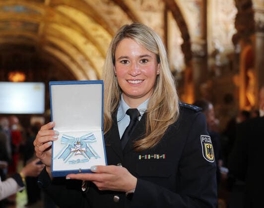 Verleihung des Bayerischen Verdienstordens durch den Bayerischen Ministerpräsidenten Dr. Markus Söder Natalie Geisenberger mit Bayerischen Verdienstorden, München Bayern Deutschland Antiquarium der Residenz