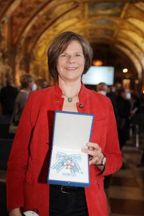 Verleihung des Bayerischen Verdienstordens durch den Bayerischen Ministerpräsidenten Dr. Markus Söder Dr. Ulrike Protzer, München Bayern Deutschland Antiquarium der Residenz