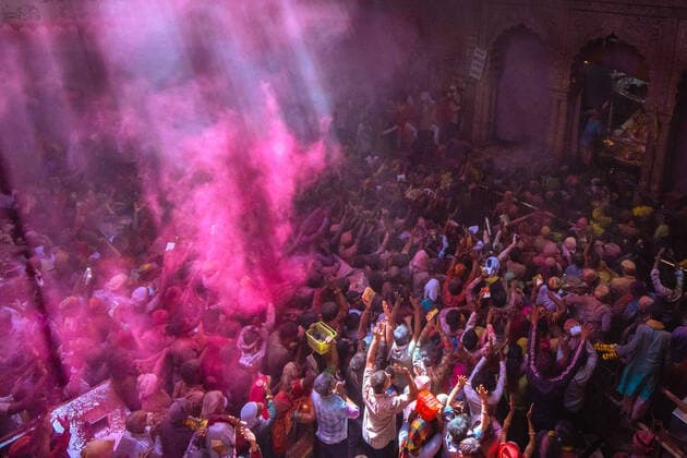 News Themen der Woche KW11 News Bilder des Tages March 14, 2022, Vrindavan, Uttar Pradesh, India: All devotees play Holi with flowers at Banke Bihari Temple in Vrindavan, Uttar Pradesh. Holi is mostly celebrated in the city of Vrindavan where Lord Krishna grew up. Vrindavan India - ZUMAs263 20220314_zip_s263_001 Copyright: xSaurabhxSirohiyax