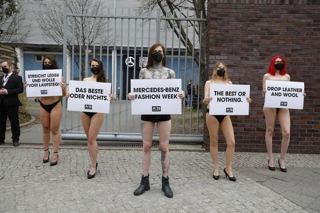 Peta - Demonstrantinnen vor der Sofia Ilmonen Opening Show am 14.03.2022 zum Start der Mercedes Benz Fashion Week im Kraftwerk in Berlin MBFW Fashionweek Berlin 2022 - Opening Show- Sofia Ilmonen