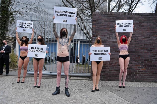 Demonstranten bei der Mercedes Benz Fashion Week Opening Show von Sofia Ilmonen im Kraftwerk in Berlin am 14.03.2022