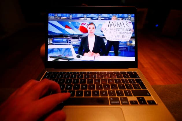 News Themen der Woche KW11 News Bilder des Tages Anti-War Protester On Russian News Broadcast The evening news broadcast on the main Russian news channel, Channel 1 is seen on a laptop as it is interrupted by a woman protesting the war in Ukraine in this illustration photo on 15 March, 2022 in Warsaw, Poland. Marina Ovsyannikova, an employee of the network ran onto the stage with a sign reading No War and They re lying to you here . Warsaw Poland  Copyright: xSTRx originalFilename: arriens-antiwarp220314_npm87.jpg