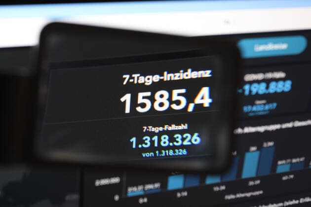 Dashboard des RKI, die 7-Tage-Inzidenz steigt weiter und liegt nun bei 1585,4 7-Tage-Inzidenz, Dashboard des RKI auf einem Monitor am 15.03.2022 in Siegen Deutschland.