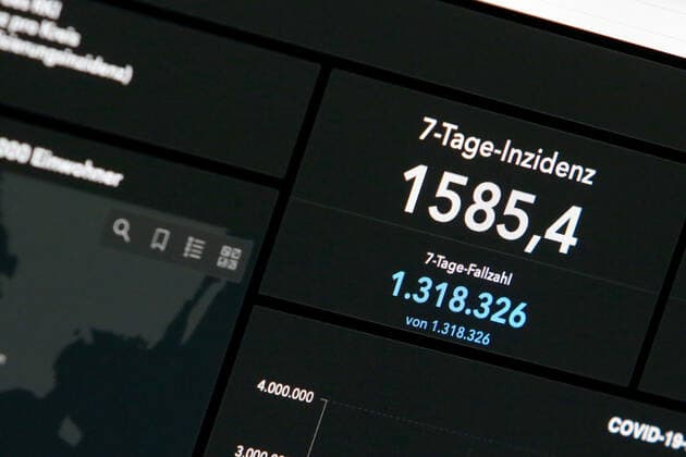 Dashboard des RKI, die 7-Tage-Inzidenz steigt weiter und liegt nun bei 1585,4 7-Tage-Inzidenz, Dashboard des RKI auf einem Monitor am 15.03.2022 in Siegen Deutschland.