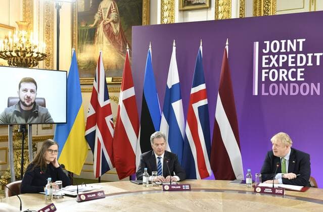 Bilder des Jahres 2022, News 03 März News Themen der Woche KW11 News Bilder des Tages President of Iceland Katrin Jakobsdottir, President of Finland Sauli Niinistö, Prime Minister Boris Johnson of Great Britain and background on the video screen President Volodymyr Zelensky of Ukraine at the meeting of the Joint Expeditionary Force in London, England on 15th March, 2022. London United Kingdom UK  Copyright: xHeikkixSaukkomaax LKFTJK20220315115347UZUI
