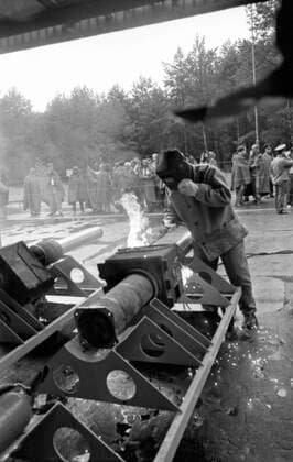 Elimination of short- and intermediate-range missiles 8139290 27.10.1989 A US military delegation in Sarny, the Rivne Region of Ukraine. Destroying an RMS-10 (SS-20) missile launcher as required by the Intermediate-Range Nuclear Forces Treaty signed by the USSR and the United States. Vyacheslav Bobkov Rivne region Ukraine  Copyright: xVyacheslavxBobkovx