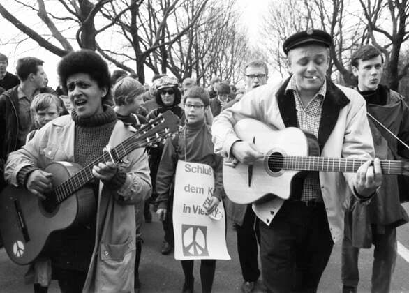 Ostermarsch Ruhr 1966 mit Joan Baez DEU, Deutschland, Ruhrgebiet: Der Ostermarsch Ruhr 1966 , hier im Ruhrgebiet von Duisburg nach Dortmund am 9.4.1966, durchquerte die Industrielandschaft des Reviers und war gepraegt durch die aktive Teilnahme der US-Ikone Joan Baez. DEU, Germany, Ruhr area: The Easter March Ruhr 1966 , here in the Ruhr area from Duisburg to Dortmund on April 9, 1966, crossed the industrial landscape of the Ruhr area and was marked by the active participation of the US icon Joan Baez. NRW *** Easter March Ruhr 1966 with Joan Baez DEU, Germany, Ruhr area The Easter March Ruhr 1966 , here in the Ruhr area from Duisburg to Dortmund on 9 4 1966, crossed the industrial landscape of the Ruhr area and was marked by the acti