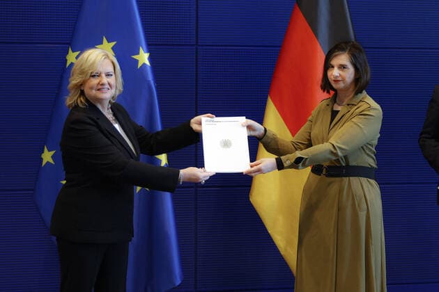 News Themen der Woche KW11 Die Wehrbeauftragte des Deutschen Bundestages, Eva Hoegl, SPD uebergibt den Jahresbericht 2021 der Wehrbeauftragten an Bundestagsvizepraesidentin Katrin Goering Eckardt, Buendnis 90 Die Gruenen in Berlin, 15.03.2022. Berlin Deutschland *** Eva Hoegl, SPD, German Parliament Commissioner for the Armed Forces, hands over the 2021 Annual Report of the Commissioner for the Armed Forces to Katrin Goering Eckardt, Vice President of the Bundestag, Buendnis 90 Die Gruenen in Berlin, 15 03 2022 Berlin Germany Copyright: xLeonxKuegeler photothek.dex