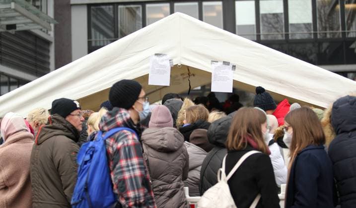 Kriegsflüchtlinge aus der Ukraine stehen vor dem Hamburger Amt für Migration in der Hammer Straße 30-34, um sich registrieren zu lassen. Dort werden die Flüchtlinge - überwiegend Mütter mit Kindern und ältere Menschen - auch mit Sachspenden wie Kleidung sowie Nahrung von Ehrenamtlichen versorgt. Der Andrang vor dem Amt war auch am Dienstag wie in den Vortagen riesig. Hunderte Menschen standen vor der Tür Schlange. Wandsbek Hamburg *** War refugees from Ukraine stand in front of the Hamburg Office for Migration at Hammer Straße 30 34 to register There, the refugees, mainly mothers with children and elderly people, are also provided with donations in kind such as clothing as well as food by volunteers The crowd in front of the offic
