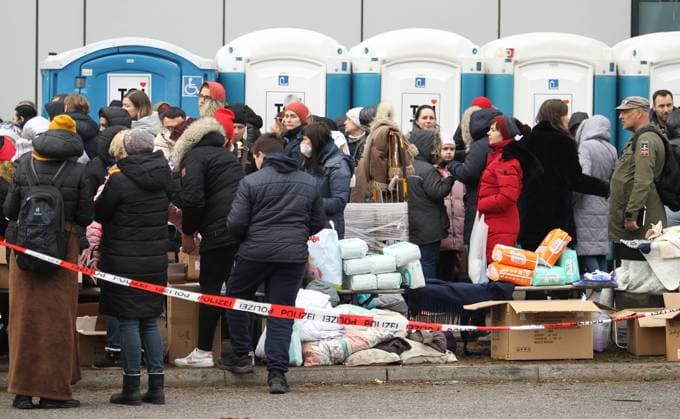 Kriegsflüchtlinge aus der Ukraine stehen vor dem Hamburger Amt für Migration in der Hammer Straße 30-34, um sich registrieren zu lassen. Dort werden die Flüchtlinge - überwiegend Mütter mit Kindern und ältere Menschen - auch mit Sachspenden wie Kleidung sowie Nahrung von Ehrenamtlichen versorgt. Der Andrang vor dem Amt war auch am Dienstag wie in den Vortagen riesig. Hunderte Menschen standen vor der Tür Schlange. Wandsbek Hamburg *** War refugees from Ukraine stand in front of the Hamburg Office for Migration at Hammer Straße 30 34 to register There, the refugees, mainly mothers with children and elderly people, are also provided with donations in kind such as clothing as well as food by volunteers The crowd in front of the offic