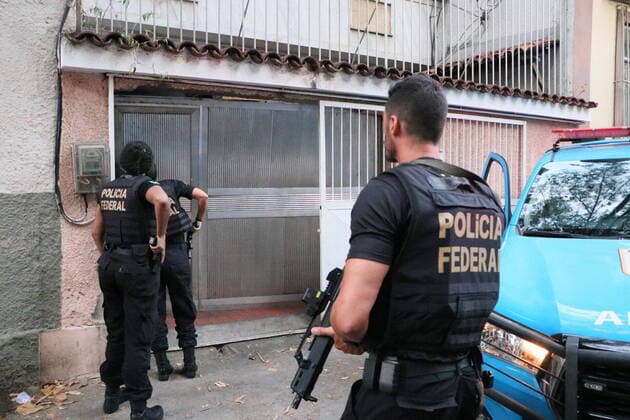 News Themen der Woche KW11 Police Operation Florida Heat in Rio de Janeiro. March 15,2022, Rio de Janeiro, Brazil: The Federal Police launched, together with the Federal Public Ministry, the operation FLORIDA HEAT, with the objective of dismantling a criminal organization dedicated to the international trafficking of weapons from the USA to Brazil. In the international field, with the participation of the Homeland Security Investigations Agency (HSI) of the United States Embassy, ‹‹the Brazilian and American authorities acted in frank police cooperation, optimizing the results achieved against the criminal group, which will answer for the crimes of international arms trafficking, criminal organization and money laundering. (Foto: Jose Lucena TheNews2 imago  Copyright: xJosexLucenax