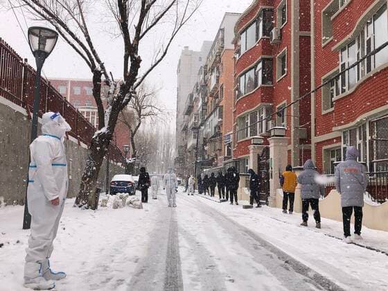 (220315) -- CHANGCHUN, March 15, 2022 -- Cellphone photo taken on March 15, 2022 shows residents lining up for nucleic acid test in Changchun, northeast China s Jilin Province, March 15, 2022. Jilin Province reported 3,076 new locally transmitted COVID-19 cases on Monday. ) CHINA-JILIN-COVID-19-CASES (CN) ChuxXiaoliang 