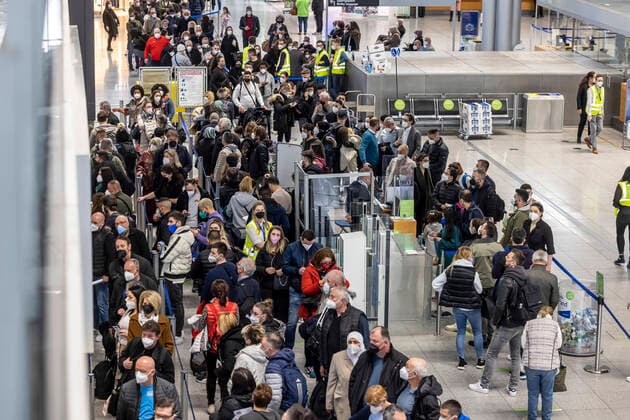 Bilder des Jahres 2022, News 03 März News Themen der Woche KW11 News Bilder des Tages Lange Wartezeiten und Flugausfälle am Flughafen Stuttgart. Das Personal an der Sicherheitskontrolle streikt. Die Gewerkschaft ver.di will für die bundesweit etwa 25.000 Branchenbeschäftigten mehr Geld. 15.03.2022: DEU, Deutschland, Baden-Württemberg, Stuttgart. *** Long waiting times and flight cancellations at Stuttgart Airport Security checkpoint staff on strike The ver di trade union wants more money for the approximately 25,000 industry employees nationwide 15 03 2022 DEU, Germany, Baden Württemberg, Stuttgart
