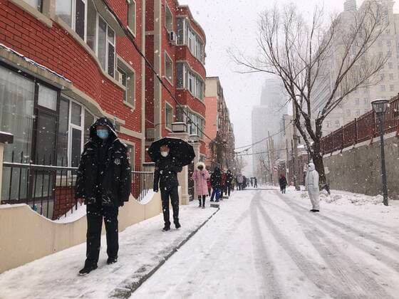 (220315) -- CHANGCHUN, March 15, 2022 -- Cellphone photo taken on March 15, 2022 shows people lining up for nucleic acid test in Changchun, northeast China s Jilin Province, March 15, 2022. Jilin Province reported 3,076 new locally transmitted COVID-19 cases on Monday. ) CHINA-JILIN-COVID-19-CASES (CN) ChuxXiaoliang 